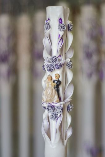 Lumanari nunta sculptate , model 5 coloane,  irizatie de culoare, cu figurina, cu trandafirasi din ceara  -  mov