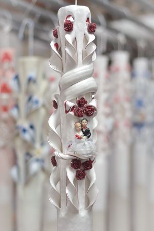 Lumanari nunta sculptate , model 5 coloane,  irizatie de culoare, cu figurina, cu trandafirasi din ceara uni  -  grena
