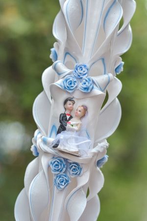 Lumanari nunta sculptate , model 5 coloane,  irizatie de culoare, cu figurina, cu trandafirasi din ceara  - bleo