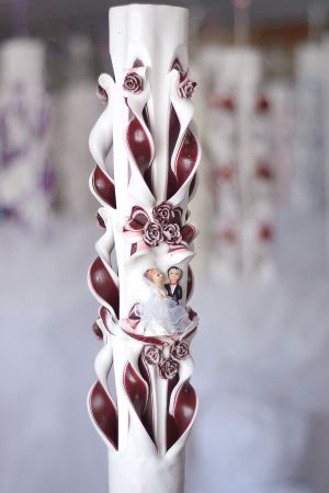 Lumanari nunta sculptate , model 5 coloane, cu miez colorat,  cu figurina miri, cu trandafirasi - grena