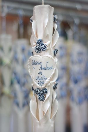 Lumanari sculptate albe, cu trandafirasi din ceara colorata si  cu inima din ceara personalizata - bleumarin