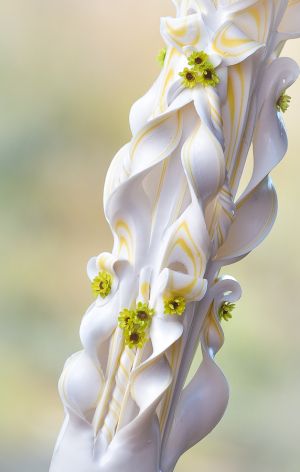 Lumanari sculptate 5 coloane, alb cu irizatie galbena cu mini floarea soarelui