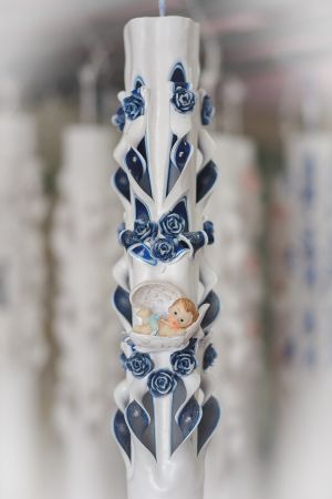 Lumanari botez sculptate, miez colorat, cu figurina bebelus,  trandafirasi din ceara - bleumarin