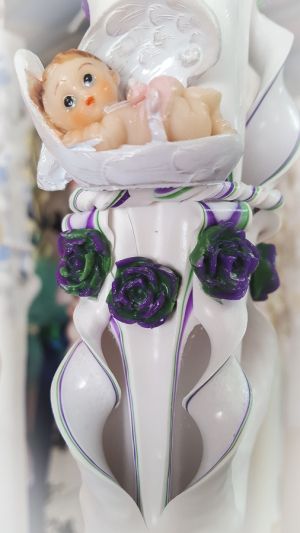 Lumanari botez sculptate, irizatie de culoare, cu figurina bebelus,  cu trandafirasi - combinatie mov si verde 