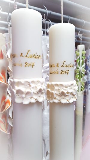 Lumanari  nunta sau botez albe  diam. de  4.6 cm - cu brau floral 