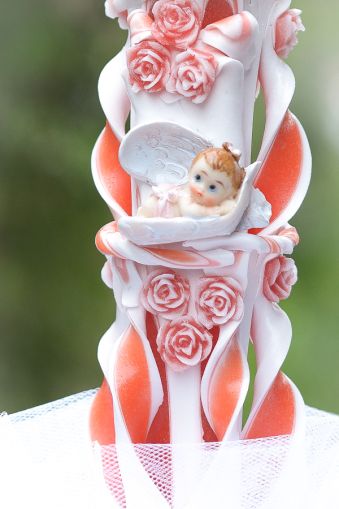 Lumanari botez sculptate, miez colorat, cu figurina bebelus,  trandafirasi din ceara - corai