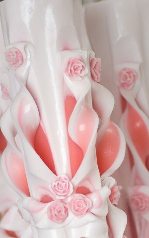 Lumanari sculptate , miez colorat, cu trandafirasi  -  roz