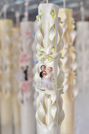 Lumanari nunta sculptate , model 5 coloane,  irizatie de culoare, cu figurina, cu perlute - verde fistic