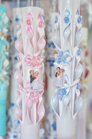 Lumanari nunta sculptate , model 5 coloane,  irizatie de culoare, cu figurina, cu trandafirasi din ceara  - roz fucsia