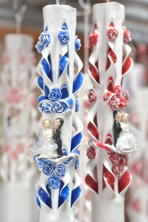 Lumanari nunta sculptate , model 5 coloane, cu miez colorat,  cu figurina miri, cu trandafirasi - albastru