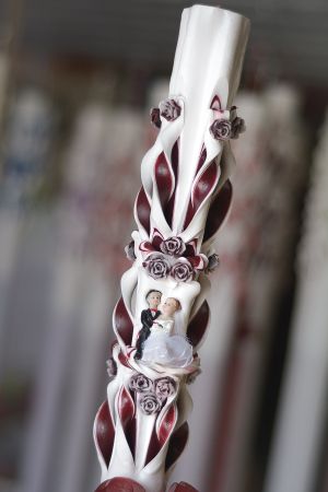 Lumanari nunta sculptate , model 5 coloane, cu miez colorat,  cu figurina miri, cu trandafirasi - grena