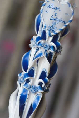 Lumanari sculptate 6 coloane, miez colorat albastru, cu trandafirasi din ceara si inima din ceara personalizata