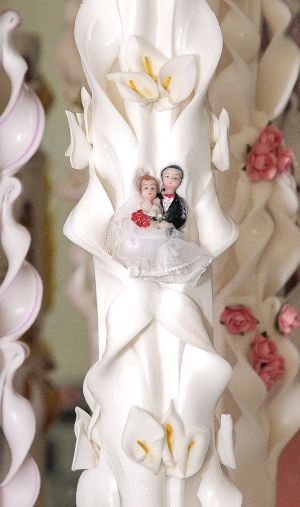 Lumanari nunta sculptate 4 coloane, cu cale din ceara, cu figurina, alb
