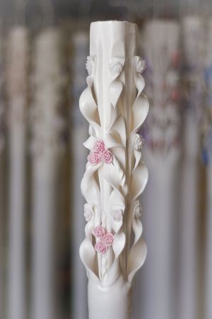 Lumanari sculptate 5 coloane, alb cu buchete de flori din ceara, culoare la alegere